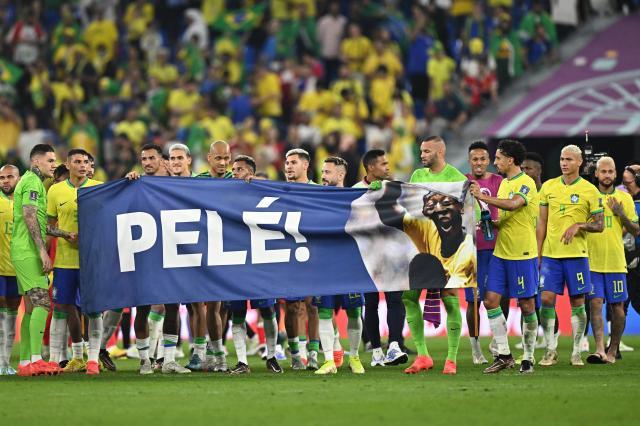 1670277169731036745.jpg Jogadores homenageiam Pelé após vitória sobre a Coreia do Su.jpg