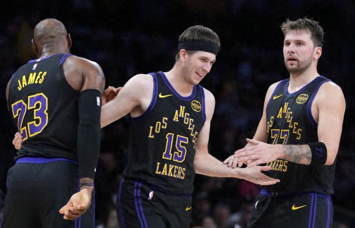 开云电子-失误不断，湖人险胜鹈鹕，东契奇关键时刻统治比赛